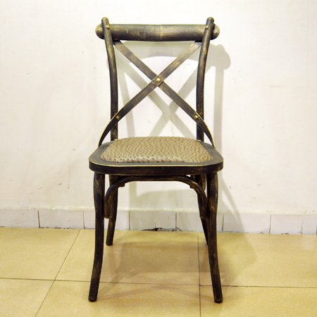 Silla de comedor vintage con estructura de acero y asiento de cuero.