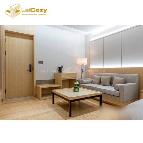 Muebles personalizados para villa con cama tamaño queen y sala de estar del hotel