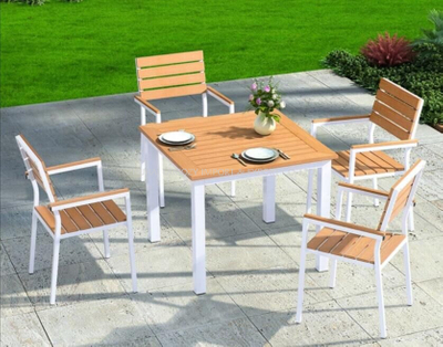 Muebles de exterior, mesa y sillas de aluminio y WPC.