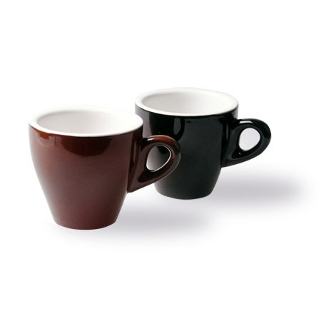 Taza de café y té de cerámica de la habitación del hotel