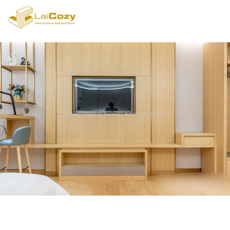 Muebles personalizados para villa con cama tamaño queen y sala de estar del hotel