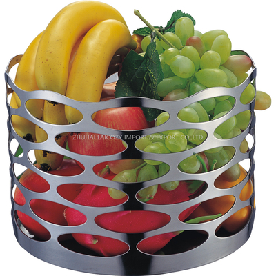 Cesta de fruta en forma de malla cilíndrica de acero inoxidable con exhibición de buffet para restaurante de hotel