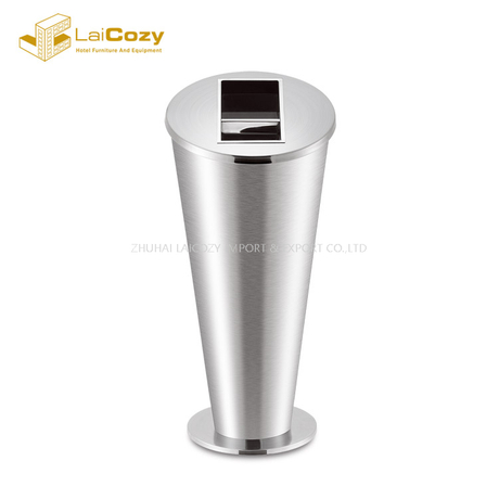El vestíbulo del hotel interior de acero inoxidable cubos de basura de metal con cenicero